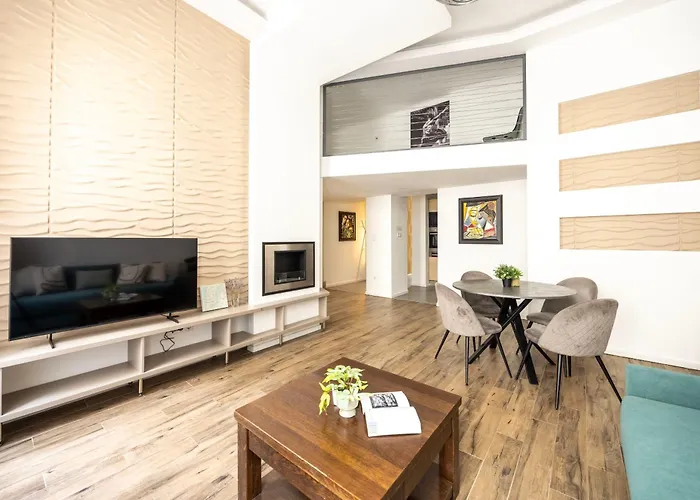 Charming Central N\' Cozy Residence By Prestige Homes